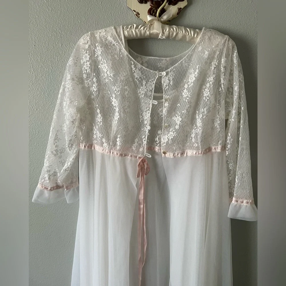 Vintage Radcliffe Peingnor Robe and Nightgown Set White Lace Medium 50โs EVC - Picture 2 of 14